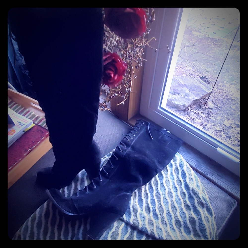 Lace up suede boots!